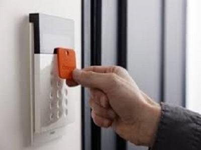 Utilisation d'un badge sur un clavier d'alarme
