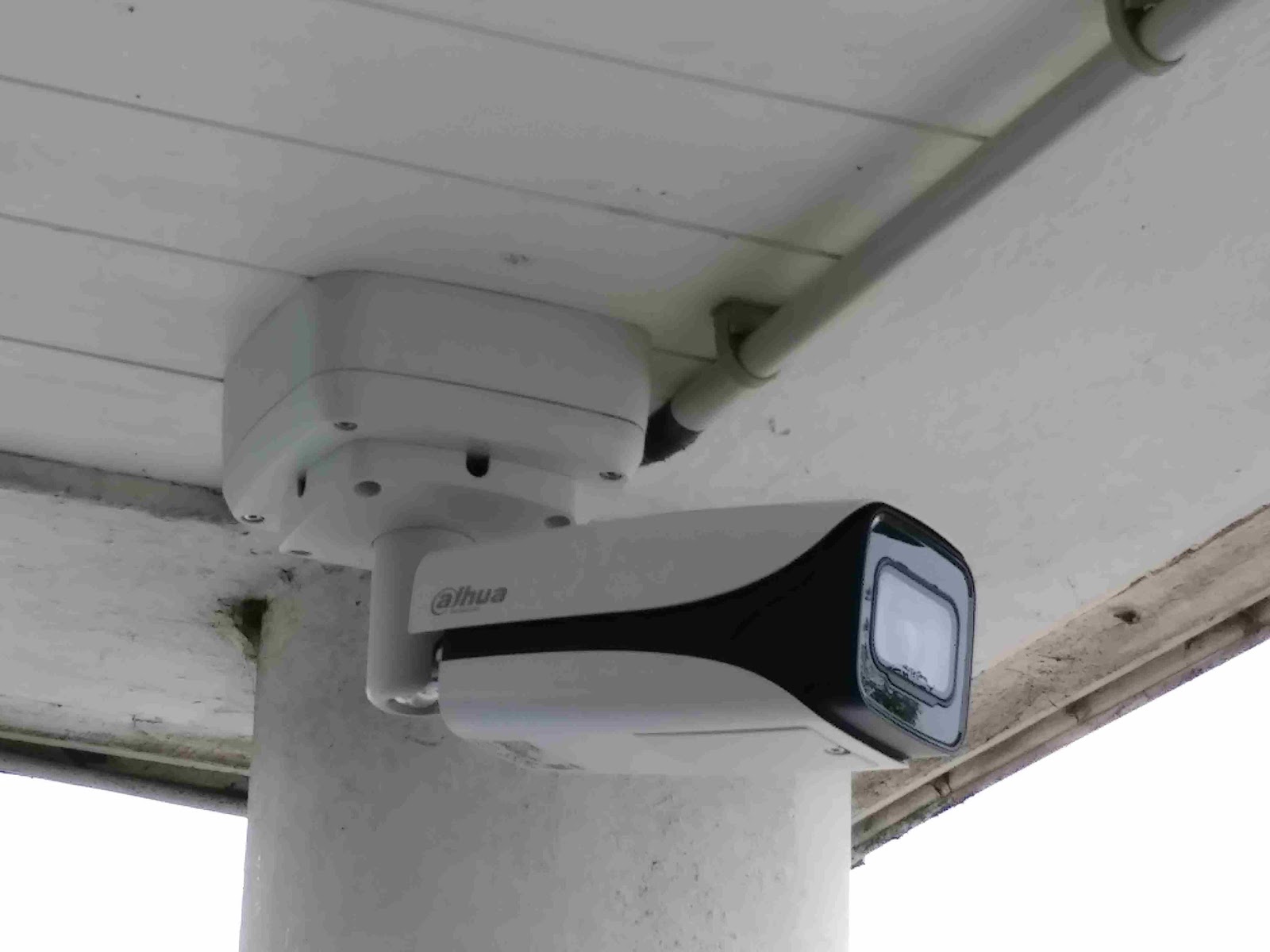 Installation d'une caméra de surveillance extérieure